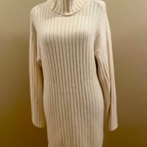 Super soft oversized sweater!! Great condition!!